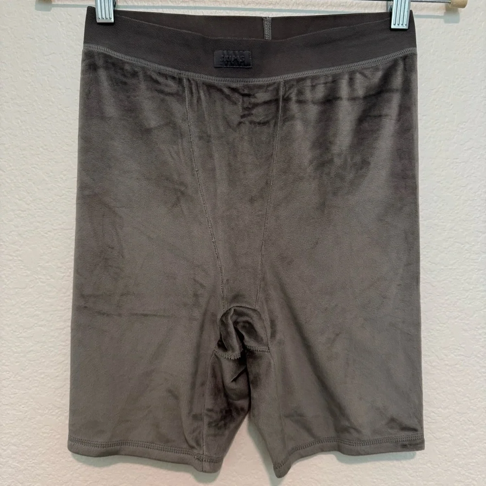 SKIMS Velour Bike Shorts in Gunmetal - Medium - Picture 3 of 6